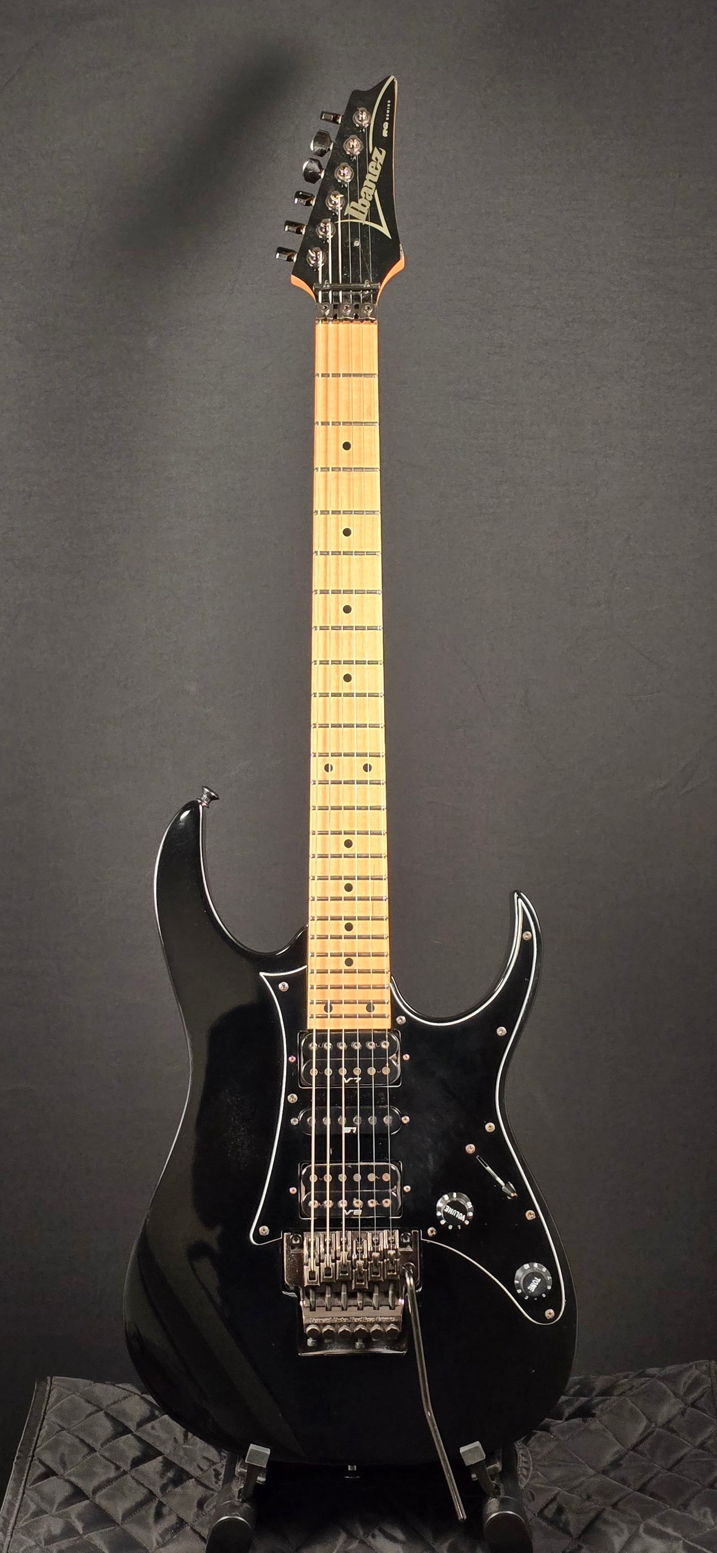 Ibanez RG550 - Black w/ Maple