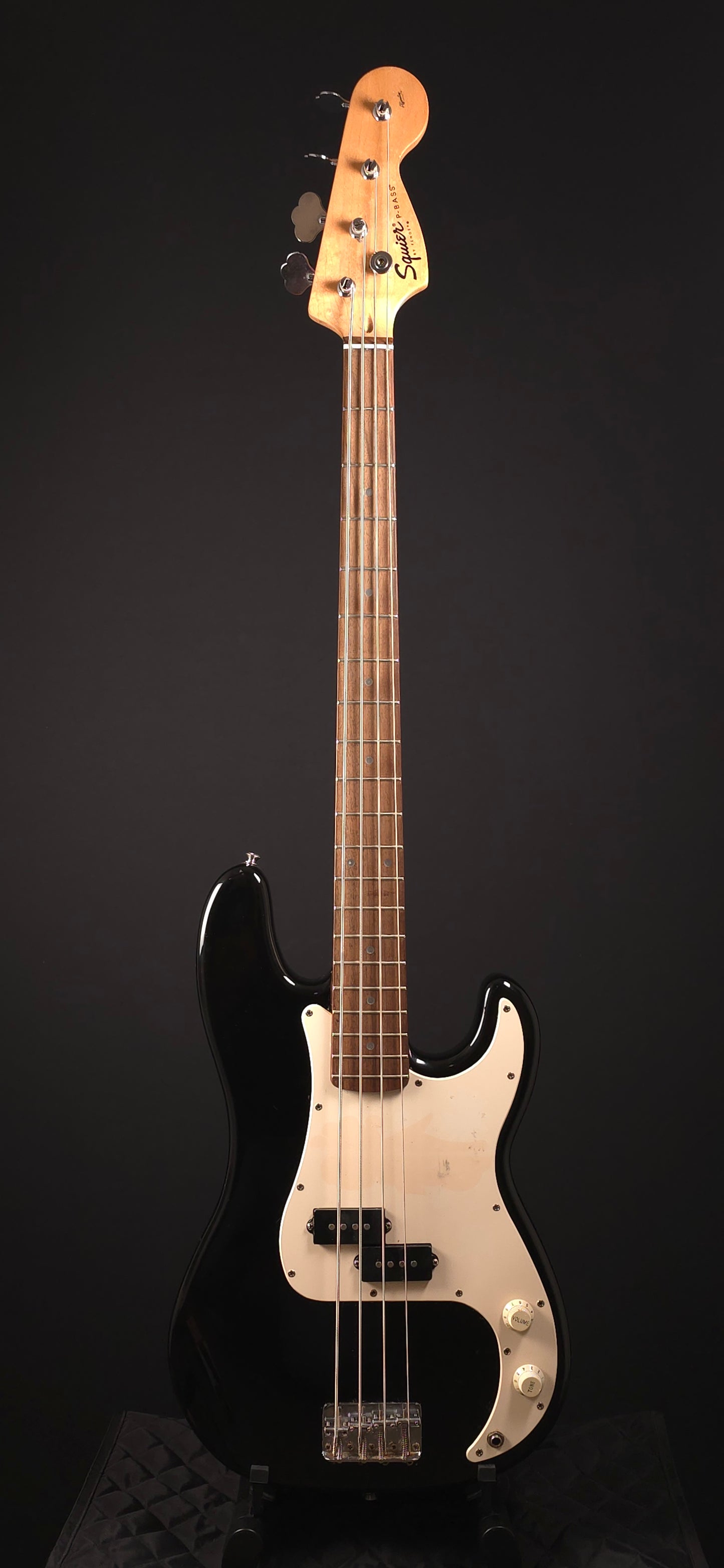 Squier Affinity Series P Bass - Black, White Knobs