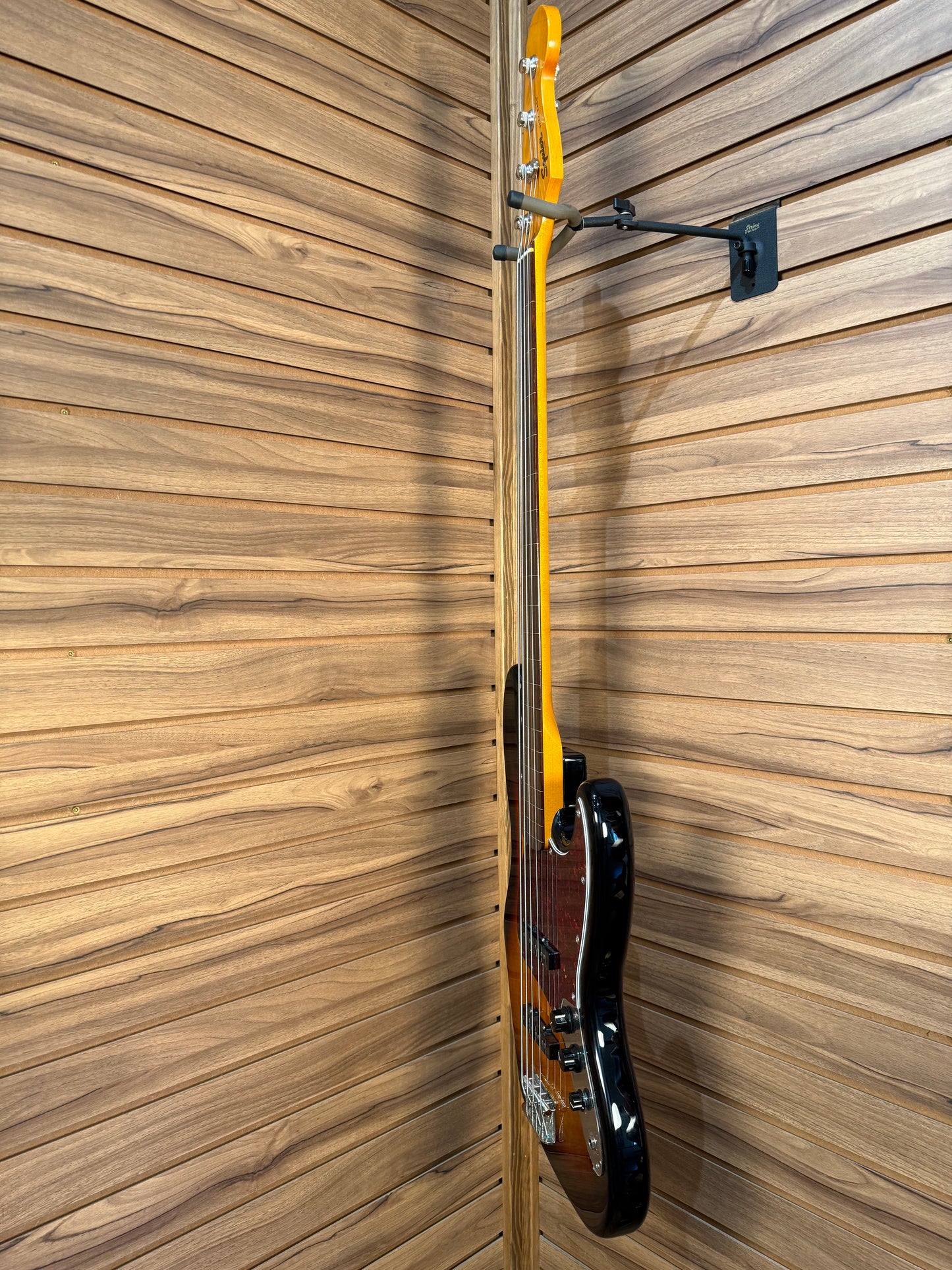 Squire Classic Vibe '60s Jazz Bass Fretless - 3-Color Sunburst