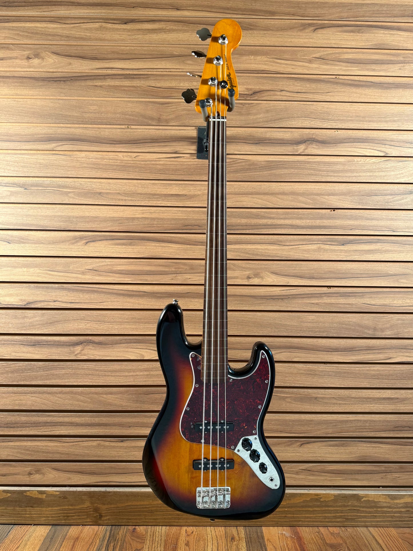 Squire Classic Vibe '60s Jazz Bass Fretless - 3-Color Sunburst